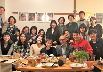 夜はカツマタ教授宅で橋爪祐美准教授による日本の高齢者ケアについてのセミナー
