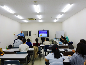 Lecture on presentation in English by Assistant Professor Thomas Mayers