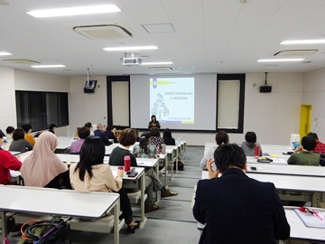 In the evening, a panel discussion entitled Let's learn about palliative care in other countries was held as a Faculty Development Public Lecture, and we learned about palliative care in three different countries.