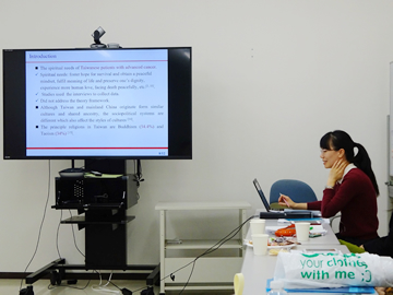 Professor Katsumata and graduate students shared things they learned and future challenges at the review meeting.