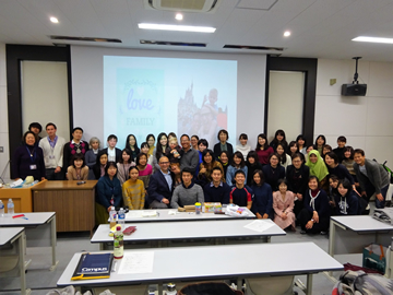 Group photo of all participants with the family of Professor Yingling