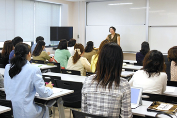 Lecture by Asako Katsumata Takekuma, Associate Professor at the Saint Anthony University