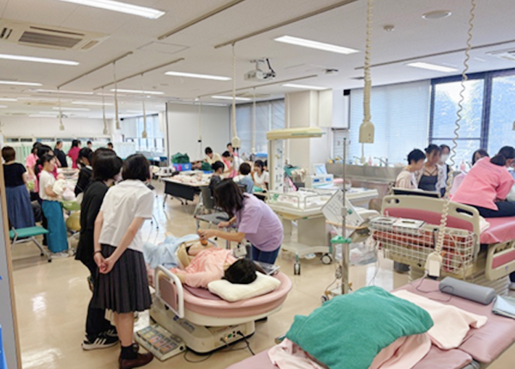実習室見学（母性・小児実習室）